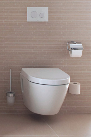 WC sans bride avec accessoires suspendu à un mur finement carrelé