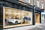 Das Schaufenster der Aston Martin Lounge in London zeigt höchste Qualität, auch der Sanitärbereich ist mit hochwertigen TOTO Produkten ausgestattet | TOTO Europe Blick in ein Schaufenster in dem ein weißer Sportwagen präsentiert wird