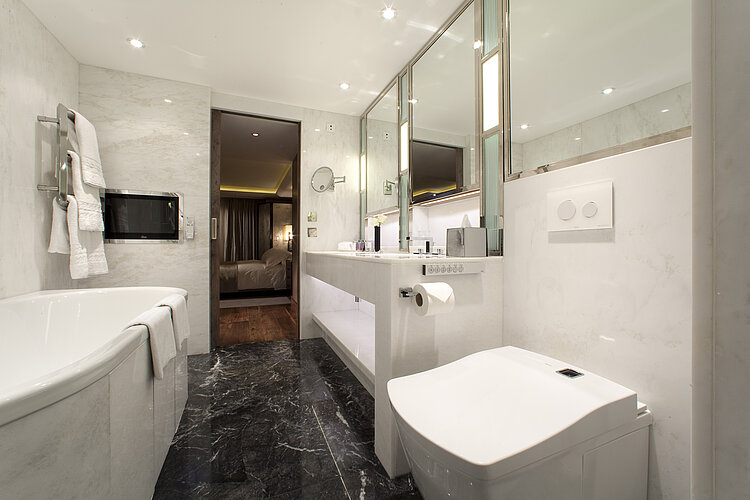 WASHLET® in einem Badezimmer mit viel Marmor