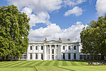 Grüne Außenanlage des Hurlingham Clubs in London | TOTO Europe Weißes Anwesen Hurlingham Club in London