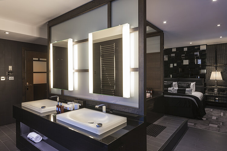 WASHLET® an grau gefließter Wand