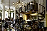 Das Sofitel St.James in London bietet französischen Chic und hochwertige TOTO Qualität im Sanitärbereich | TOTO Europe Beleuchtete Aussenfassade des Sofitel St.James in London