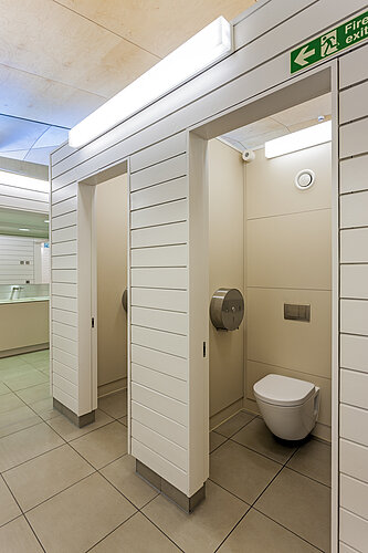 WC Kabinen mit spülrandlosen Toiletten im Hurlingham Club in London