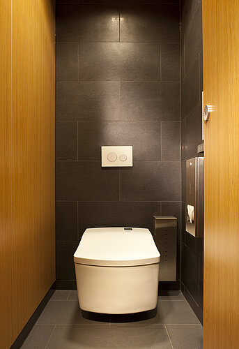 Wandhängendes WASHLET® SE vor dunklen Fliesen