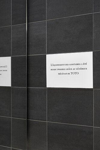 Toilettes publiques avec urinoirs et cabines au Musée du Louvre à Paris
