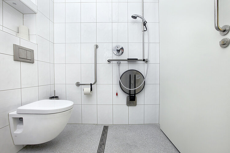 Randloses WC in öffentlicher Krankenhaustoilette