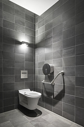 Toilettes publiques avec WASHLET® au Musée du Louvre à Paris