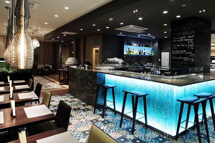 Bar à éclairage bleu au restaurant Gastronome Riga
