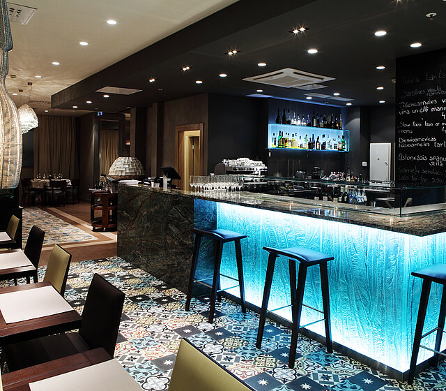 Blaubeleuchtete Hotelbar im Restaurant Gastronome Riga