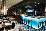 Innenansicht der Bar im Restaurant Gastronome Riga | TOTO Europe Blaubeleuchtete Hotelbar im Restaurant Gastronome Riga