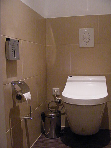An der Wand montiertes WASHLET® mit Fernbedingung an der Wand