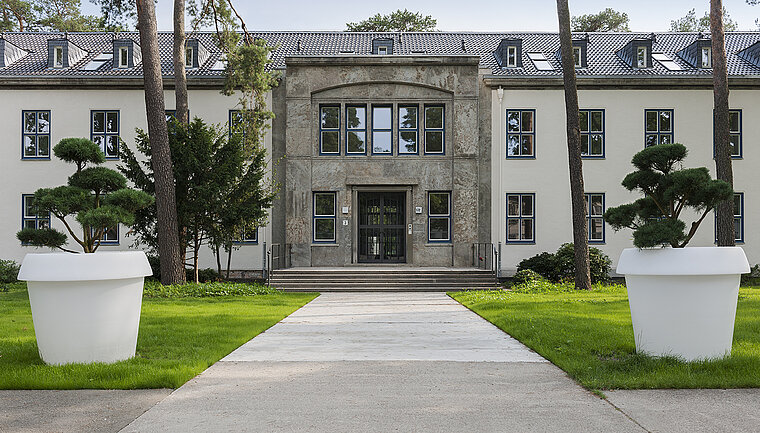 Eckiger Waschtisch auf weißem Hintergrund