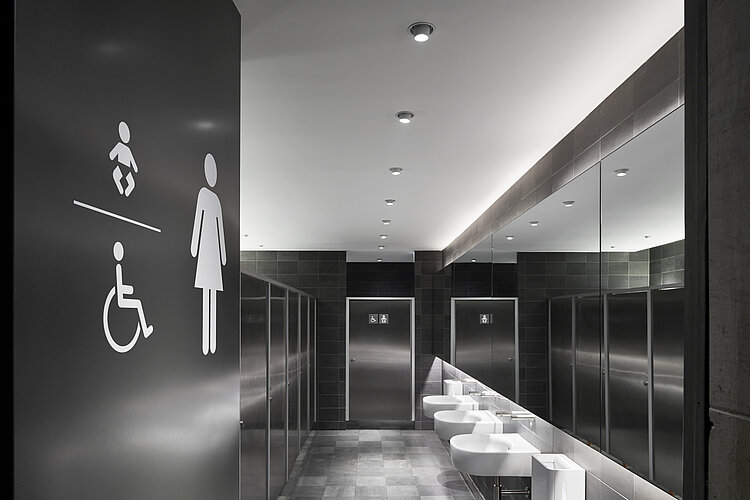 Toilettes publiques au Musée du Louvre à Paris