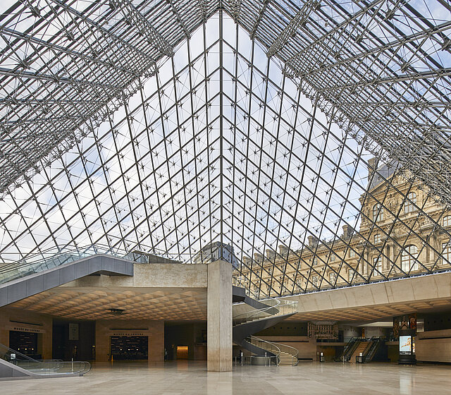 Eingangsbereich des Louvre Museums in Paris