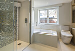 Badezimmer mit Produkten der NC Serie im Privathaus von Sir Stirling Moss in London | TOTO Europe Bad mit WASHLET® im Privathaus von Sir Stirling Moss in London