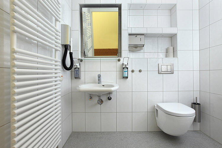 Spülrandlose Toilette im Krankenhaus-Zimmer