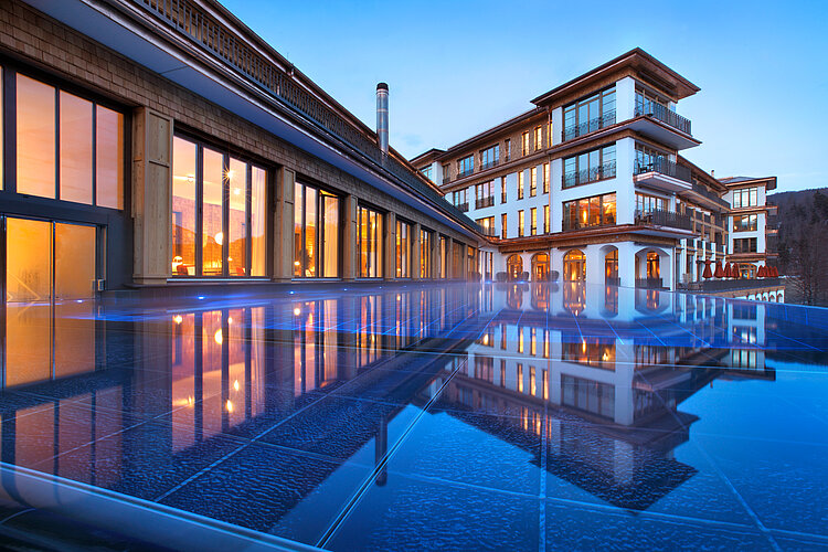 Vue extérieure de l’hôtel Schloss Elmau dans la haute vallée des Alpes bavaroises