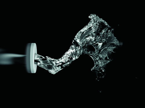 Un tourbillon d'eau sort en spirale d'une seule buse. Celui-ci est étroit à la sortie et s'élargit en cours de route. 