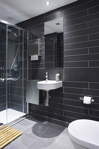 Bürobadezimmer mit spülrandloser Toilette bei David Morley Architects
