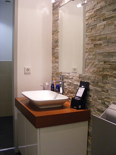 Arbeitsbereich im Friseursalon in Holzoptik