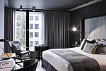 Hell ausgestattetes Doppelbett-Zimmer Luxushotel Sofitel Bayernpost in München | TOTO Europe Doppelbett-Zimmer im Hotel Sofitel Bayernpost in München